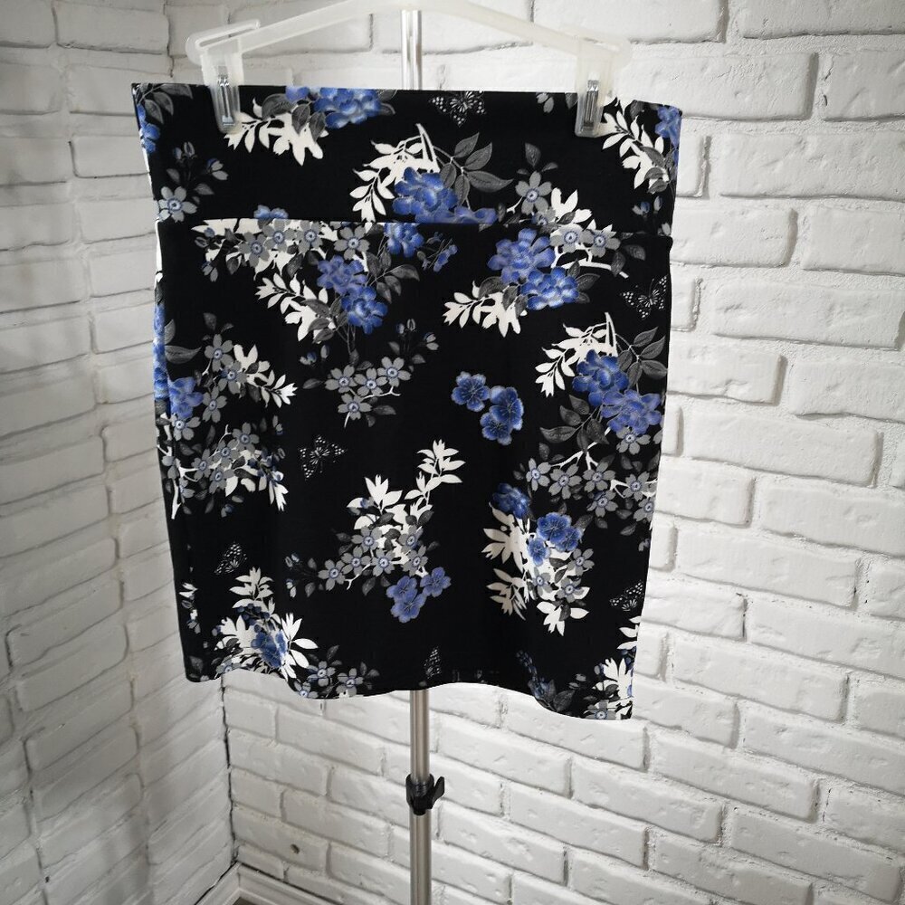 Lily Morgan Ladies Size Medium Multi Color Flower Pattern Pull on Style Skirt